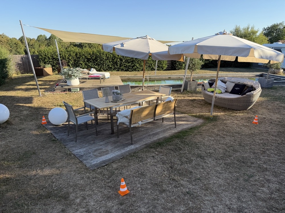 Vorher: Ist-Zustand Terrasse mit Schirmen
